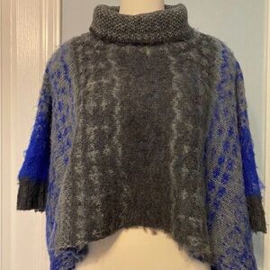 Vertigo Short Sleeved Poncho Like Turtleneck Sweater XS/S
